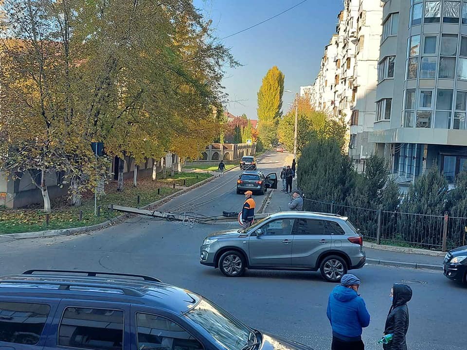 FLASH // Caz inedit în Capitală. Un stâlp a căzut peste un automobil
